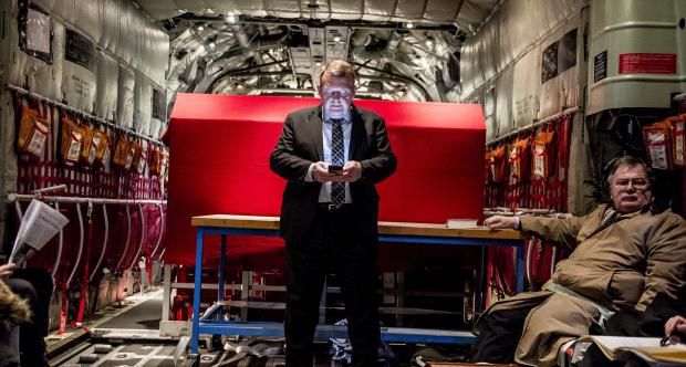 Løkke og Hjort i fragthelikopter